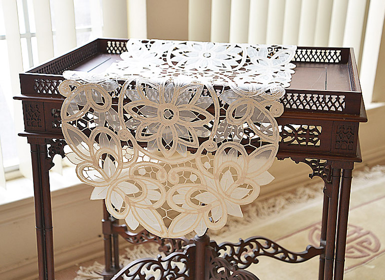 Oval Christina Crystal Lace Table Runner, Pistachio Shwll Color.