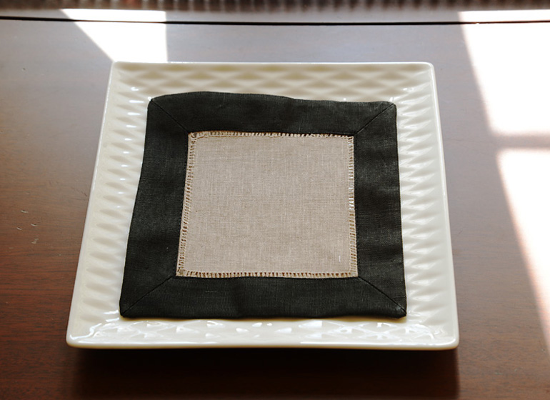 almond with black color border