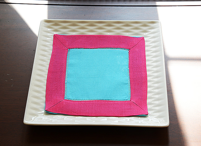 aqua with hot pink color border